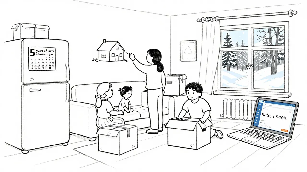 Семья в Якутии распаковывает вещи, на холодильнике календарь с оставшимися годами работы.